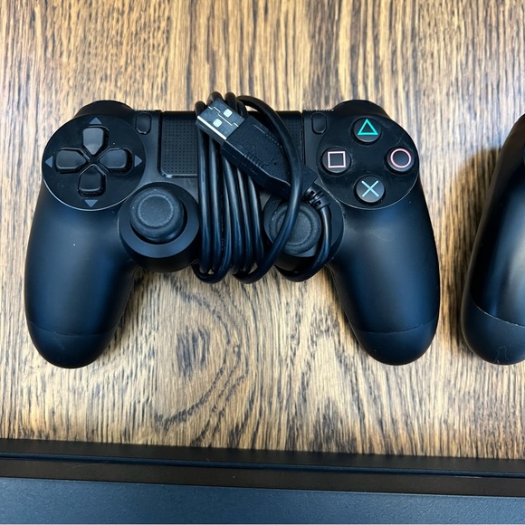 SONY PlayStation PS4 Model CUH-1215A Console with 2 controllers and 2 games - Picture 8 of 12